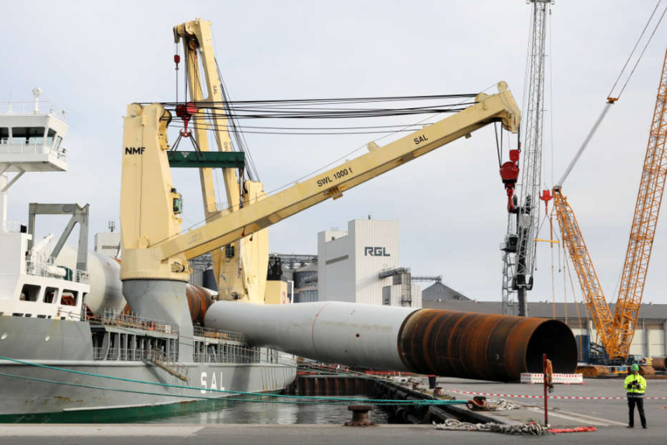 Das 800 Tonnen schwere Stahlrohr krachte auf das Hafenpier.
