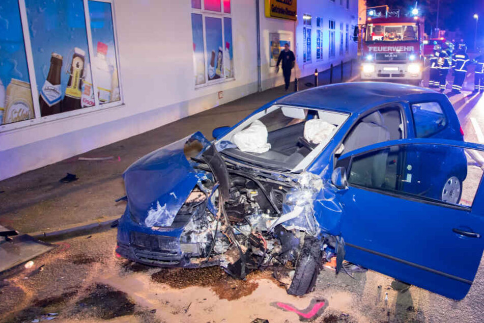 Der 25-jährige Mann krachte mit seinem Auto frontal in den Wagen eines 54-Jährigen. (Symbolbild)