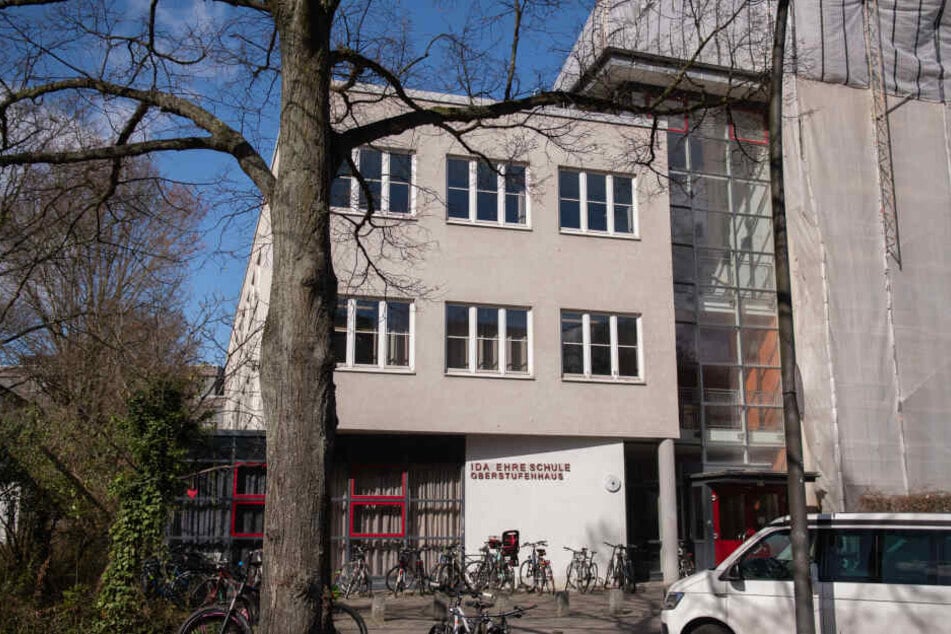Das Oberstufenhaus der Ida Ehre Schule. Hier war die Hamburger Schulbehörde wegen polizeifeindlicher Slogans und linksextremer Aufkleber an der Ida Ehre Schule eingeschritten.
