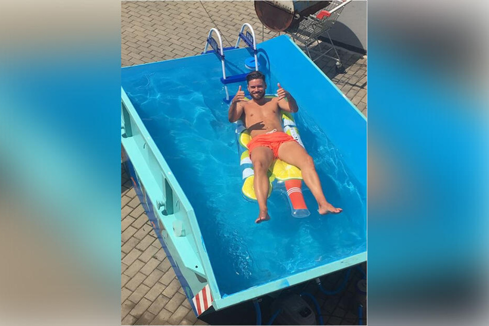Cool im Pool: Auch Dynamo-Abwehrspieler Niklas Kreuzer (26) hat schon ein Bad im Baucontainer genossen.