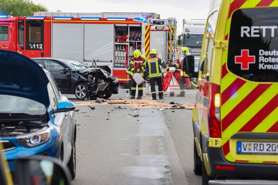 Schwerer Unfall auf der S255 bei St. Egidien (Landkreis Zwickau). Ein Škoda (h.) krachte mit einem Auto zusammen. Die Feuerwehr musste auslaufende Betriebsflüssigkeiten binden.