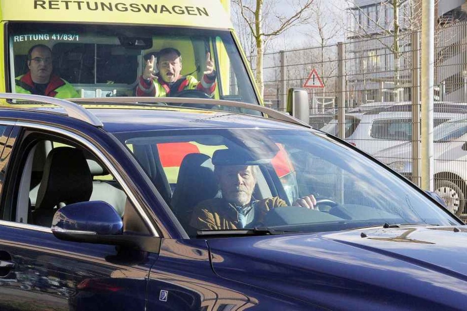 Beim Ausparken nimmt der ehemalige HNO-Arzt Henrik Oswald (Horst Janson) einem Krankenwagen mit Blaulicht die Vorfahrt.