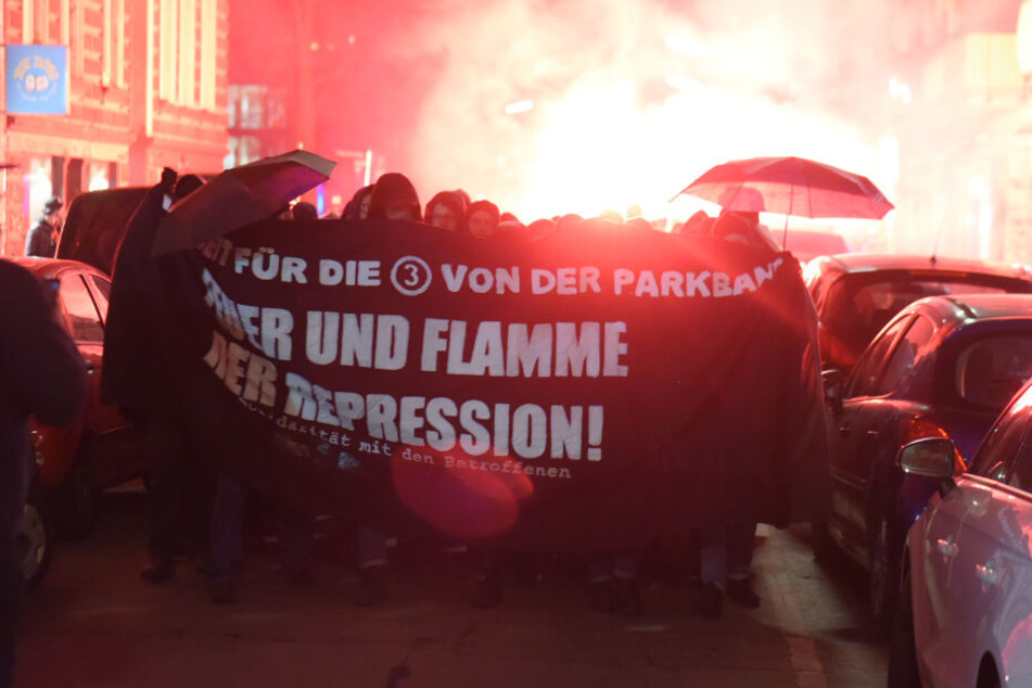 Die Demonstranten zündeten während ihres Marsches auch Pyrotechnik.