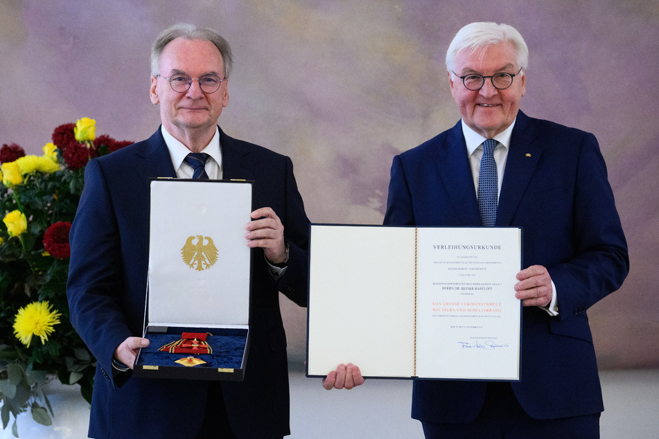 Verdienstkreuz für Ministerpräsidenten: Steinmeier zeichnet Haseloff aus