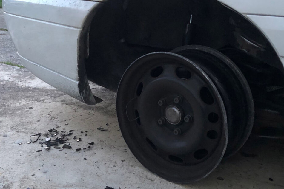 Der Autofahrer hatte auf der hinteren rechten Felge keinen Reifen mehr drauf.