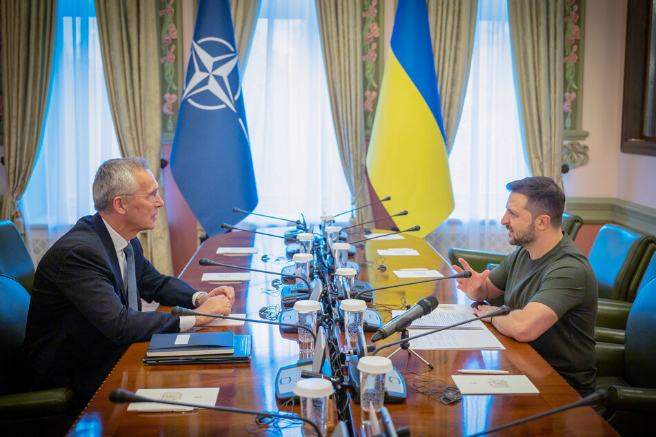 Jens Stoltenberg (li.), Generalsekrätär der NATO, und Wolodymyr Selenskyj, Präsident der Ukraine, sprechen während ihres Treffens in Kiew.