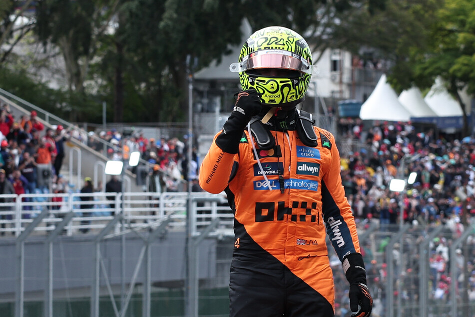 Mit hochgestreckter Faust feierte der Brite seinen zweiten Triumph in Serie.