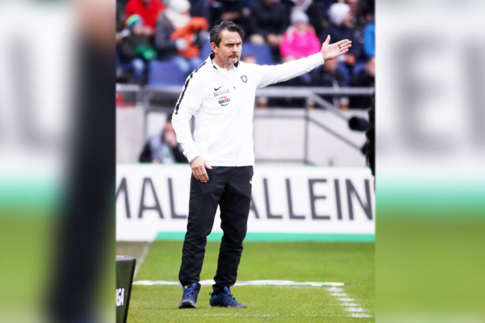 Aue-Coach Dirk Schuster ärgert sich über die 2:3-Niederlage gegen Hannover.