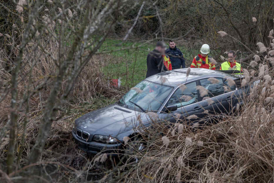 Mittels Abschleppdienst konnte der Wagen an Land gezogen werden.