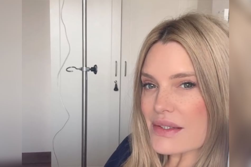 Schauspielerin Mirja du Mont (49) hat sich aus dem Krankenhaus bei ihren Fans gemeldet. Sie leidet an einer akuten Darmerkrankung.