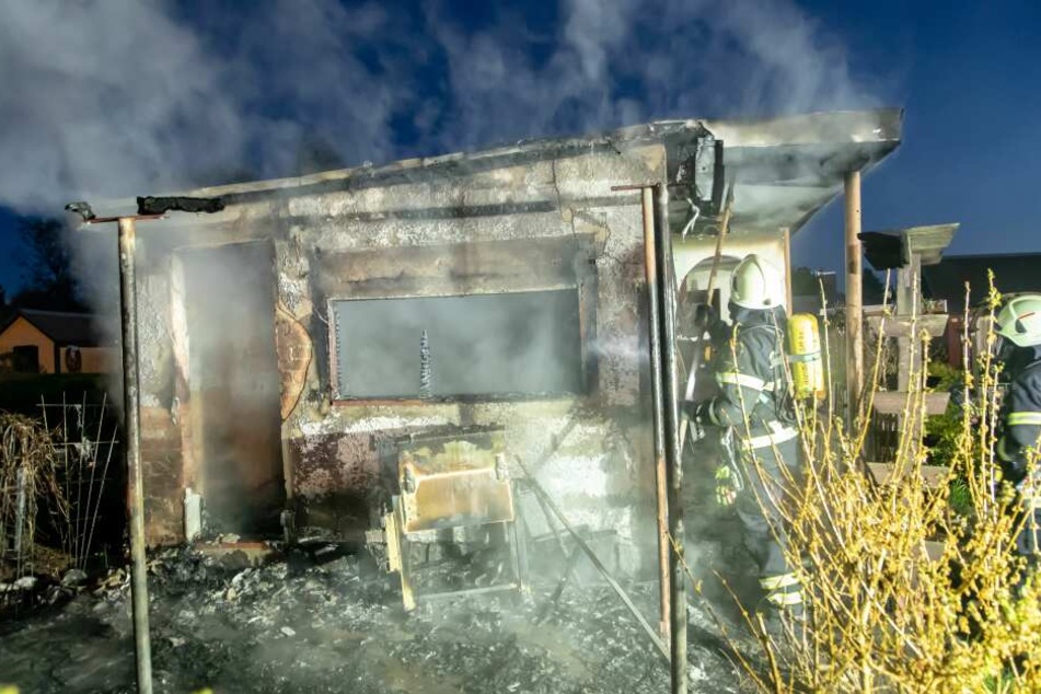Die Feuerwehr konnte den Brand schnell unter Kontrolle bringen, das Gebäude brannte dennoch aus.