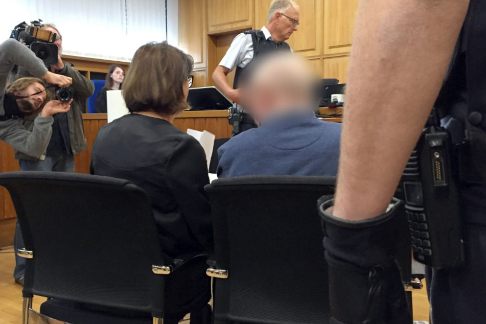 70-jähriger Angeklagte bereut Tat und beteuert: "Ich bin kein Rechtsrxtremist".
