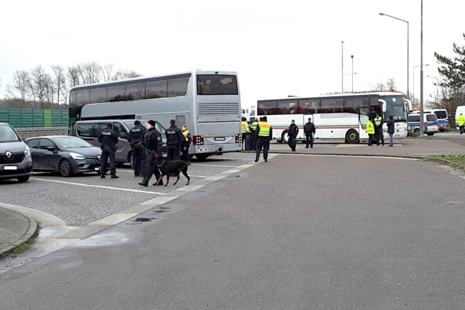 Zahlreiche Busse und Autos wurden kontrolliert.