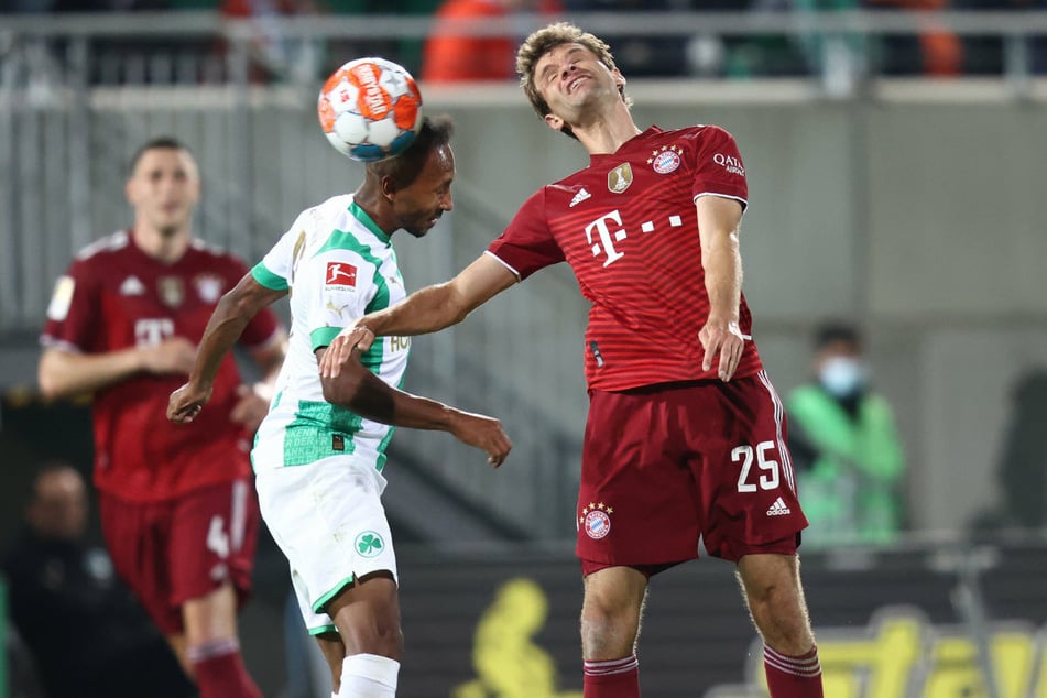 Luftschlacht: Bayerns Thomas Müller (r.) und Julian Green liefern sich ein Kopfball-Duell.