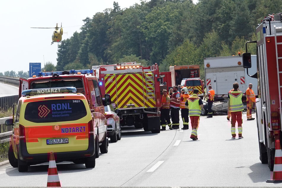 Zahlreiche Einsatzkröfte sind an der Unfallstelle bei Thiendorf eingetroffen.
