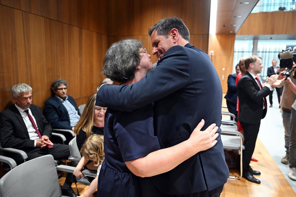 Nach der gewonnenen Abstimmung gab's für den neuen Ministerpräsidenten eine herzliche Umarmung von Mama.