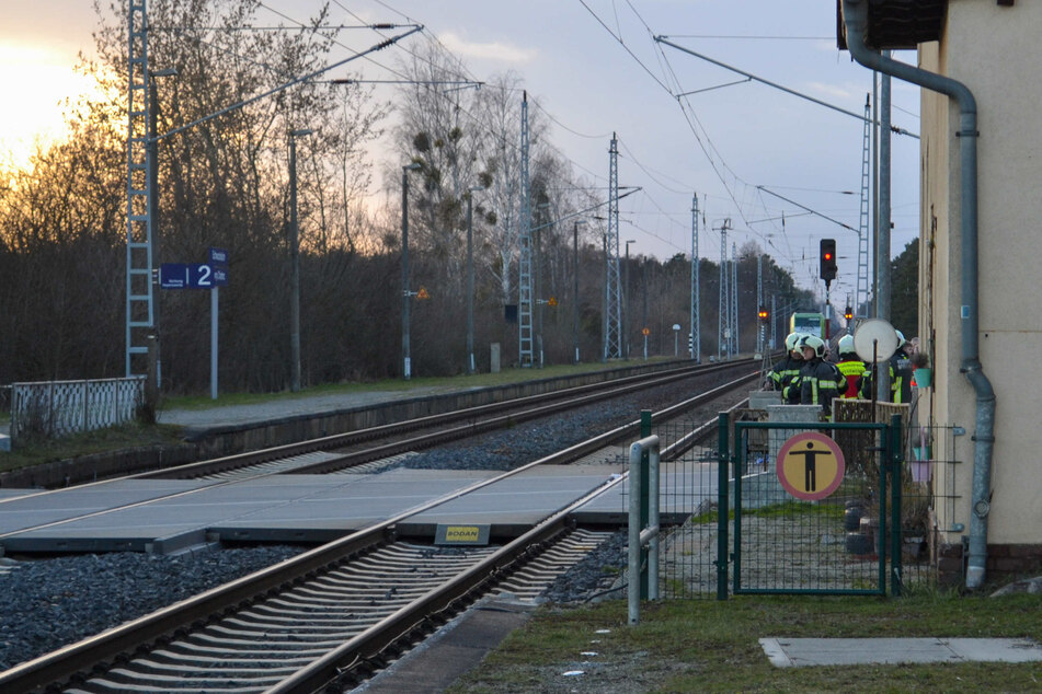 In Schwarzkollm wurde am Bahnübergang der S198 eine Frau beim Betreten der Gleisanlage von einem Triebwagen erfasst.