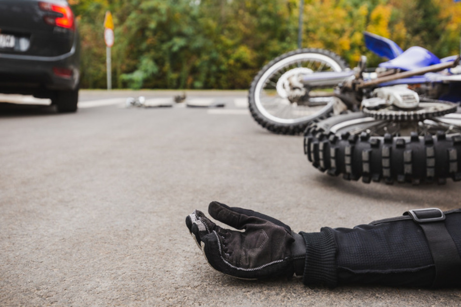 Der schwer verletzte Motorradfahrer (17) wurde mit dem Rettungshubschrauber in ein Krankenhaus geflogen. (Symbolbild)