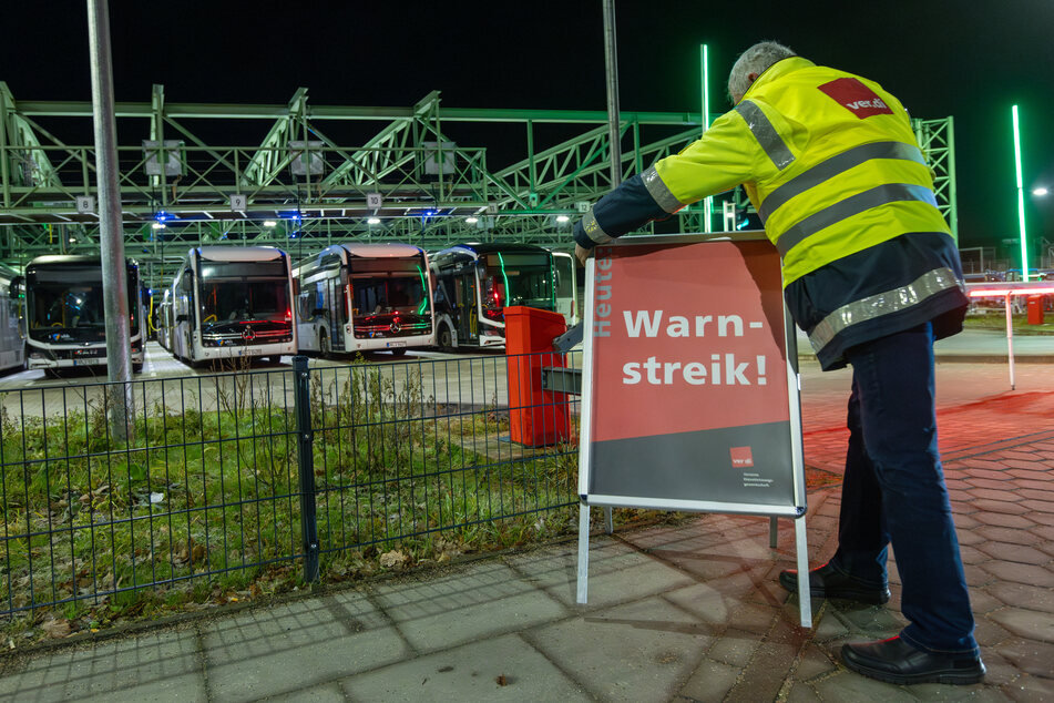 Mitarbeiter der Gewerkschaft Verdi haben seit 3 Uhr ihre Arbeit niedergelegt.