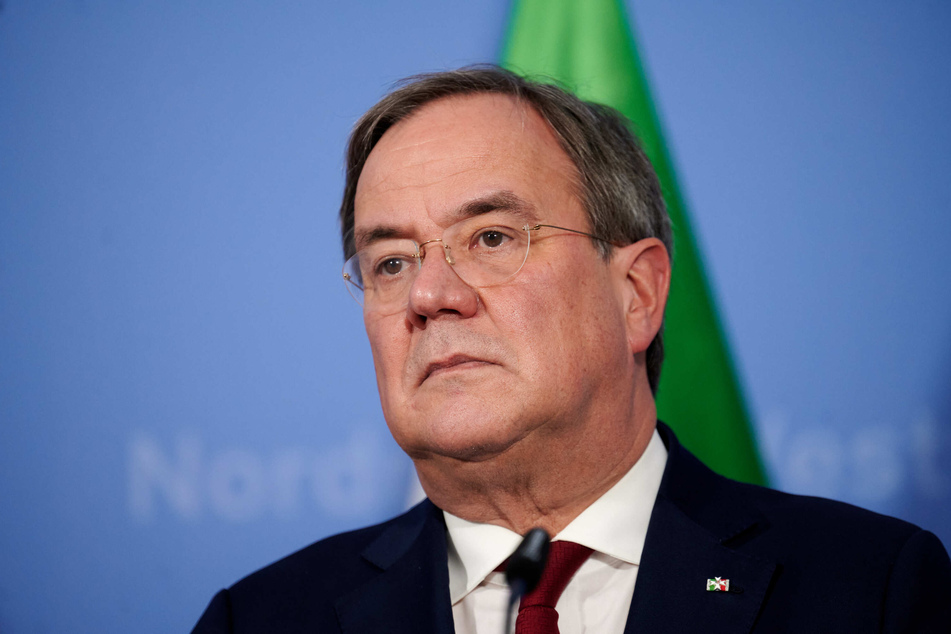 NRW-Ministerpräsident Armin Laschet (CDU) hat zur Bekämpfung der Corona-Pandemie die Wiedereinführung eines bundesweiten strengeren Kontaktverbots gefordert.