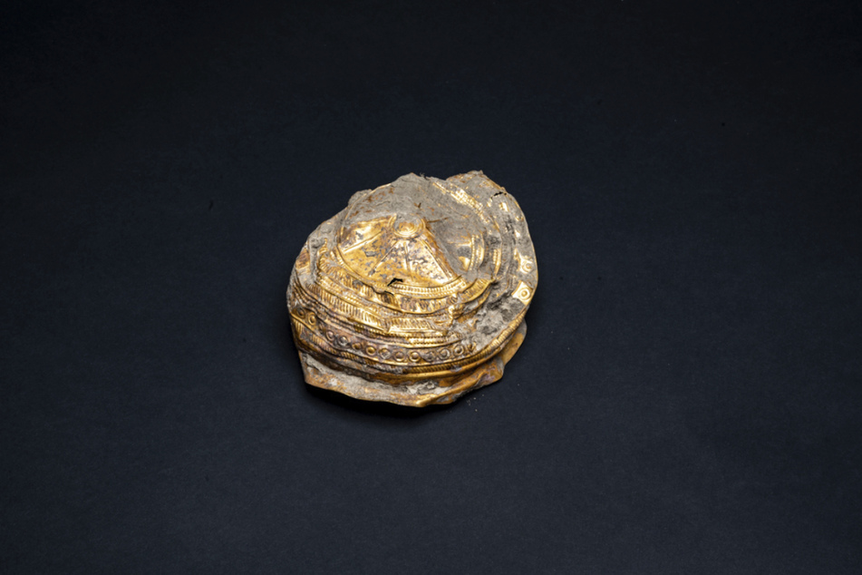 Die reich verzierte Goldschale hat einen Durchmesser von 12 Zentimetern.