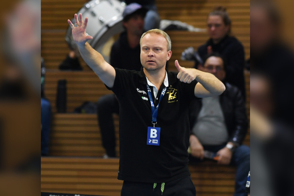 Engagiert an der Seitenlinie! "Trainer" Karsten Wöhler (46) handelte sich sogar ein Gelbe Karte ein.