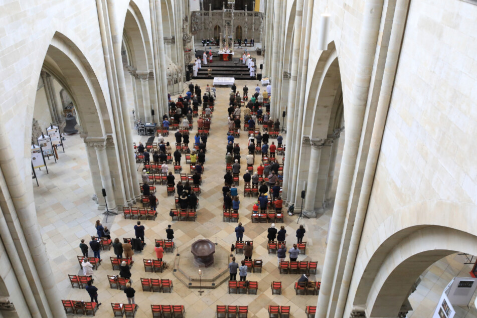 Magdeburg: Gläubige und Gäste sitzen im September mit Abstand im Festgottesdienst anlässlich von 500 Jahren Dombauvollendung im Dom St. Mauritius und Katharina zu Magdeburg.