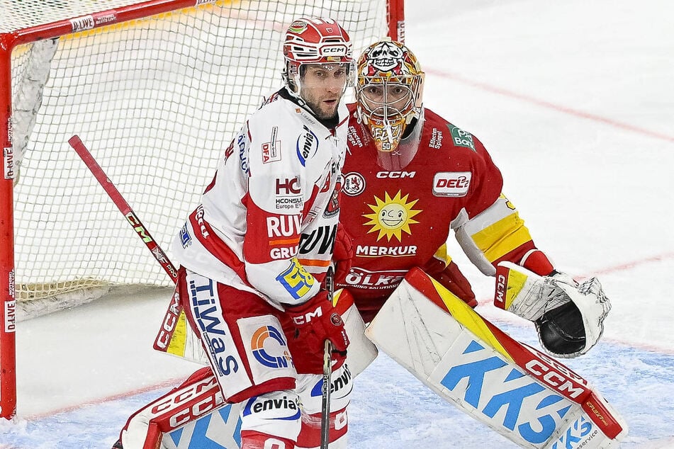 Dominic Walsh (36, l.) und seine Eispiraten haben DEG-Goalie Ryan Bednard (28) schon fünf Tore eingeschenkt.