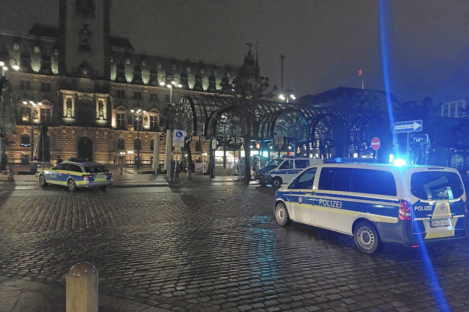 Auch auf dem Rathausmarkt suchten zahlreiche Streifenwagen nach dem Verdächtigen.