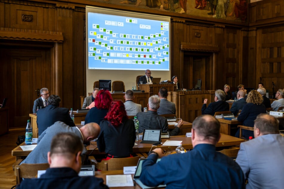 Im Chemnitzer Stadtrat wird um mehr Kontrolle gerungen: Mit einem jährlichen "Beschluss-TÜV" wollen die Fraktionen prüfen lassen, was aus ihren Aufträgen an das Rathaus geworden ist.