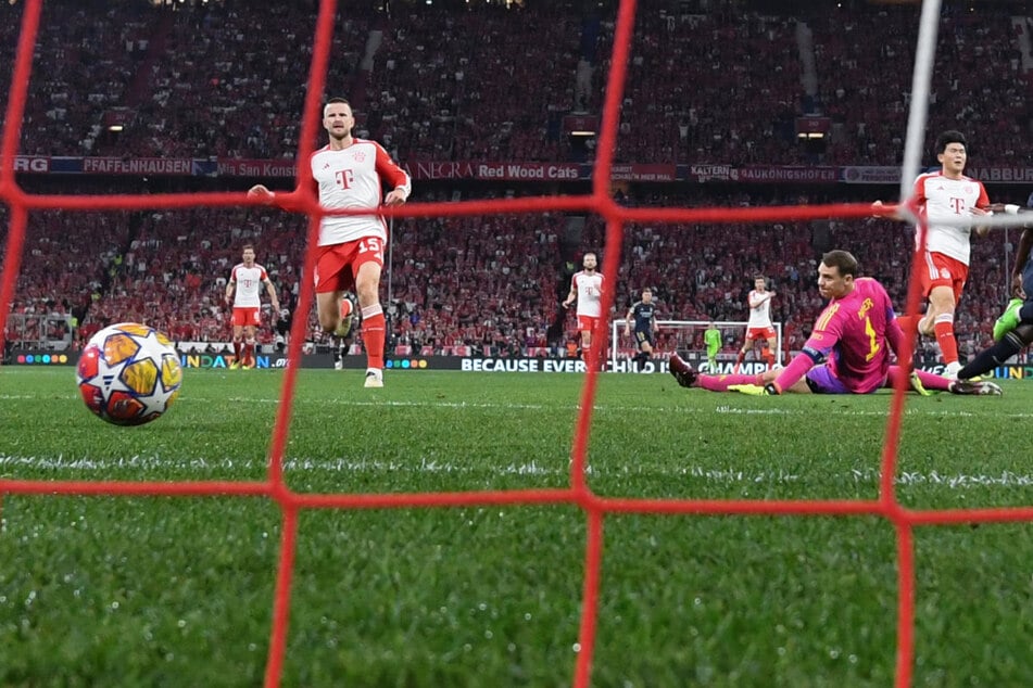 Da schepperte es zum ersten Mal: Nach einem Abwehrfehler bei den Bayern ist Keeper Manuel Neuer (38, sitzend) nahezu chancenlos.