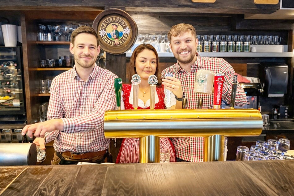 Das Team vom Almrausch kredenzt die bunte Vielfalt alpiner Bierspezialitäten direkt vom Fass.