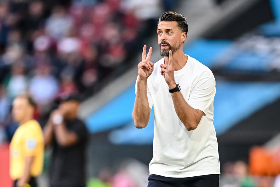 Augsburg-Coach Sandro Wagner (37) hauchte seiner Mannschaft in der Halbzeitpause wieder Leben ein.