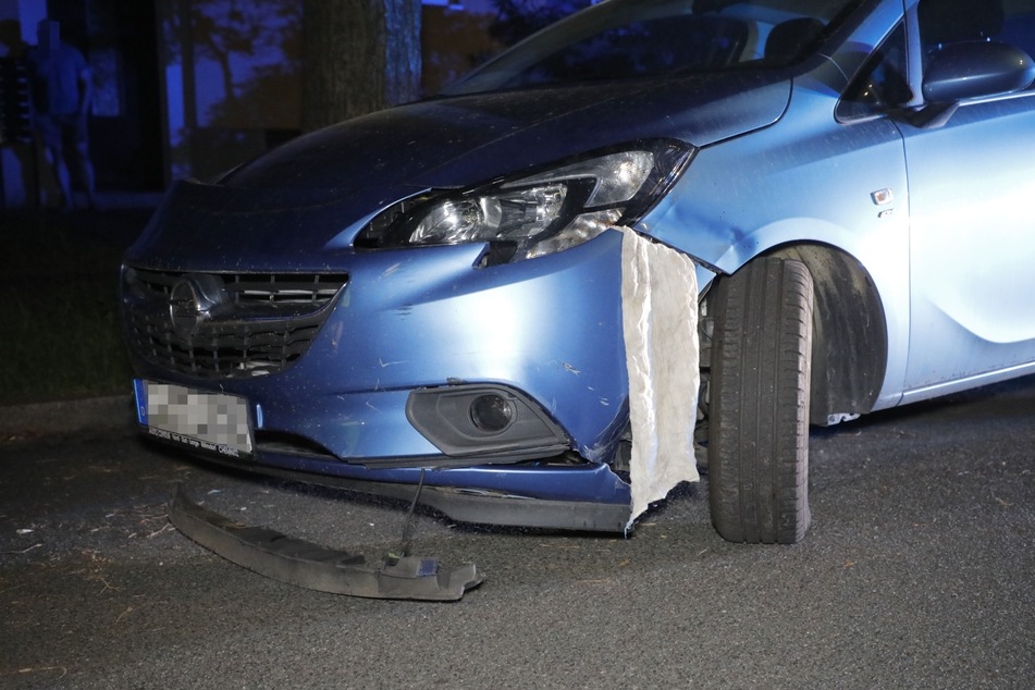 Bei dem Unfall gegen 22.30 Uhr auf der Carl-von-Ossietzky-Straße in Chemnitz wurde der Opel heftig beschädigt.