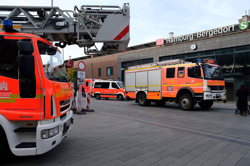 Zahlreiche Feuerwehrautos vor dem Bahnhof Hamburg-Bergedorf.