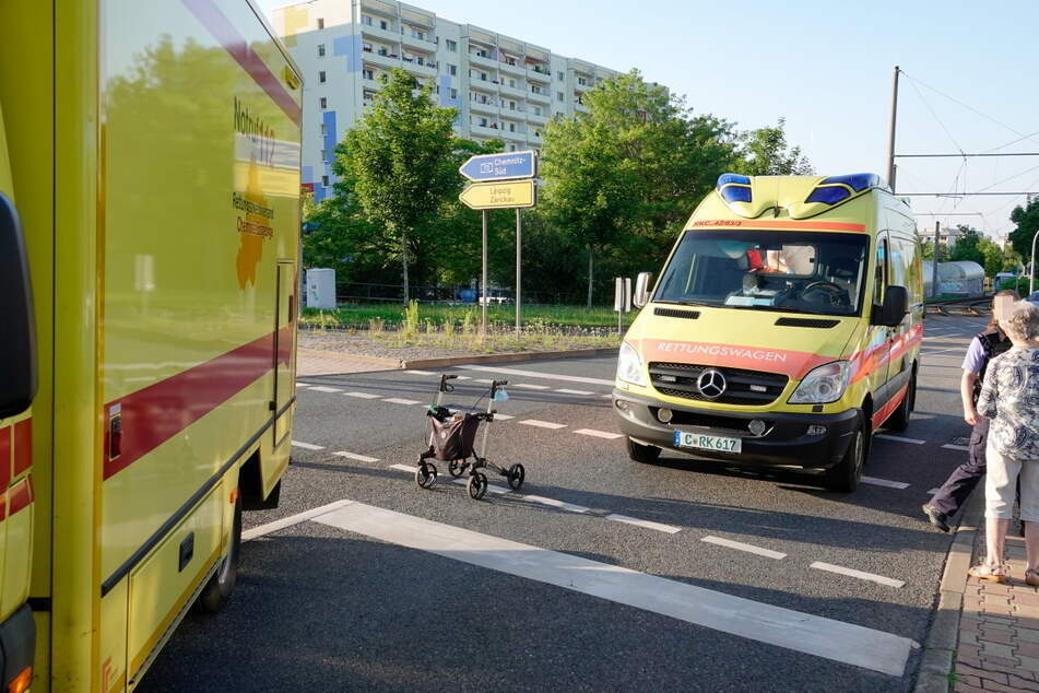 Frau mit Rollator in Chemnitz von Straßenbahn erfasst: Polizei sucht Zeugen