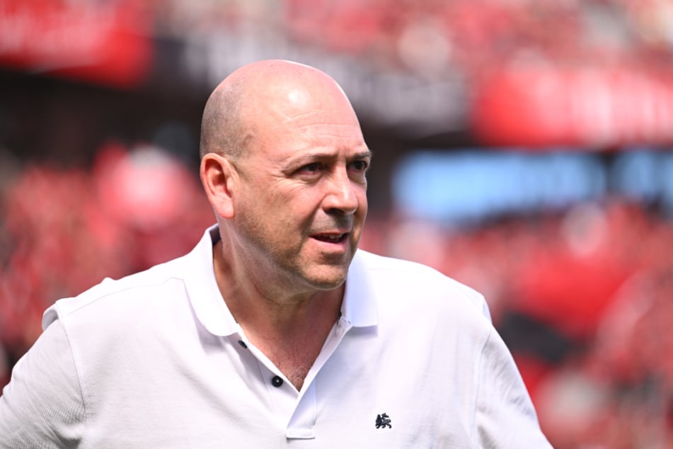 Bayer-Boss Fernando Carro (60) hat derzeit viel zu tun: Neben zahlreichen Abgängen auf Spielerseite muss die Werkself auch nach einem Nachfolger für den scheidenden Trainer Xabi Alonso (43) suchen.