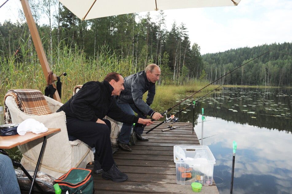 Putin mit seinem guten Freund Silvio Berlusconi beim Angeln am "Altai-Hof" im Jahr 2009. Später soll es etwas "ausgelassener" zugegangen sein - Berlusconi wusste, wie man Party macht. (Archivbild)