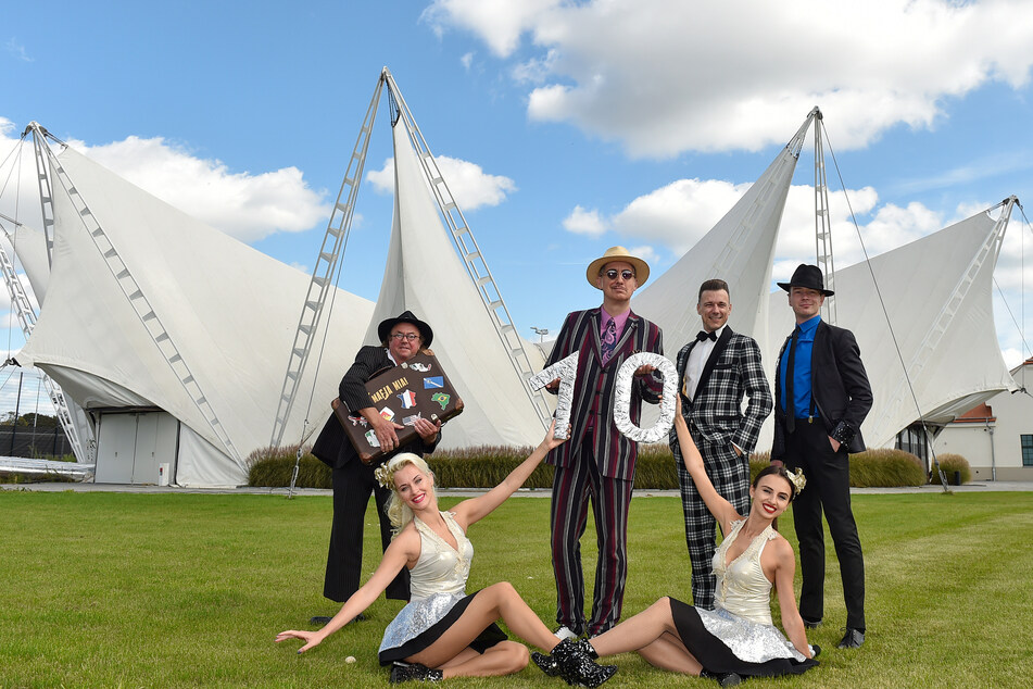 "Handlanger Kümmerling" (Kai Neumayer), "Pate" Bert Callenbach, "Firebirds"-Musiker Guido Gentzel und Hula-Hoop-Artist Igor Boutorine (hinten, v.l.) laden mit den hübschen Tänzerinnen Yana (l.) und Anastasia zur 10. Mafia-Mia-Jubiläumsshow ein.