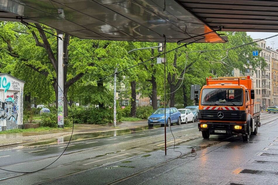 Die Oberleitungen stürzten dann auf einen BMW und beschädigten diesen.