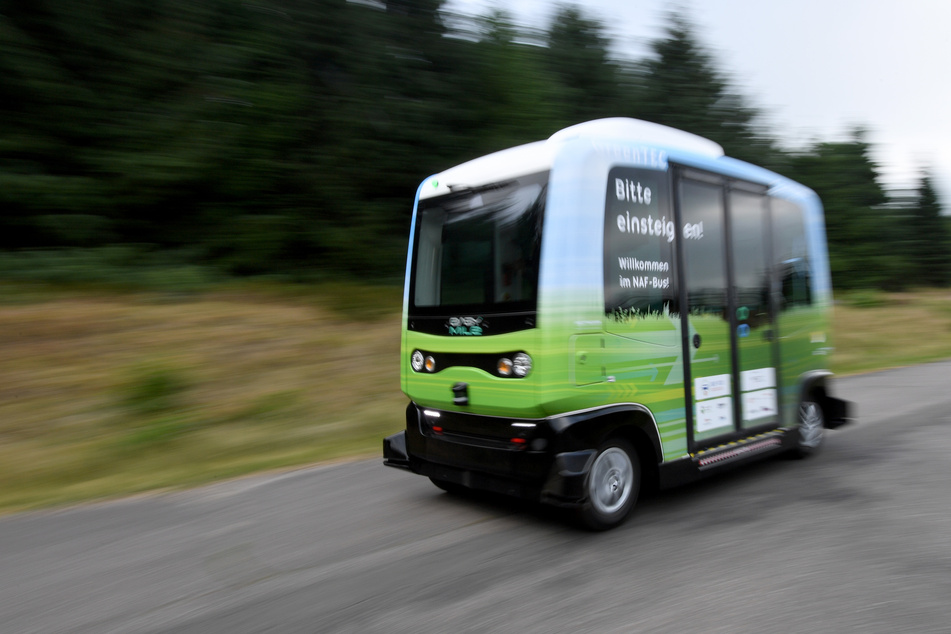 Ein autonom fahrender Bus fährt über ein Testgelände.