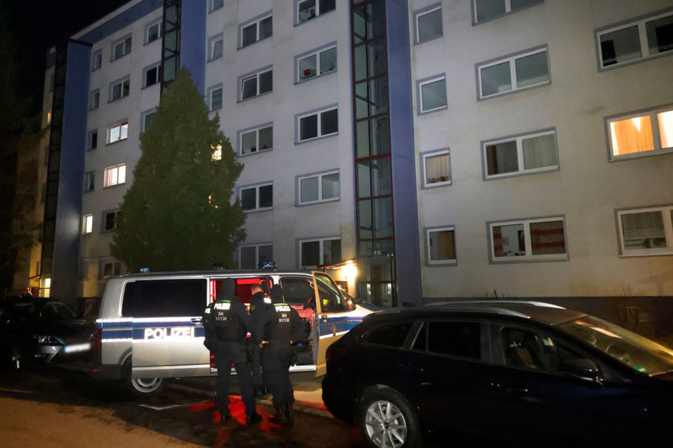 Die Polizei sperrte den Bereich um das betroffene Wohnhaus in Chemnitz ab.
