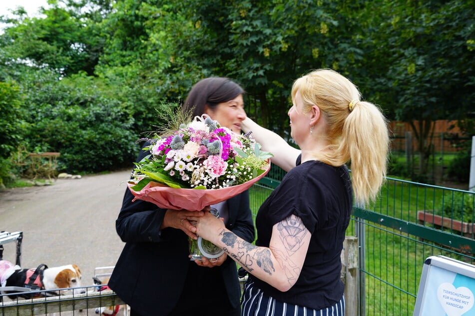 Ihre langjährige Weggefährtin und Hofleiterin Saskia Wicke gratulierte Peters mit einem bunten Blumenstrauß.