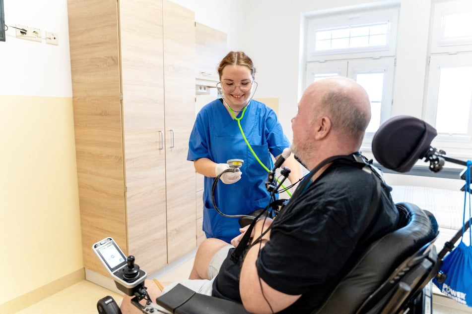 Wer gerne für andere da ist, kann bei der KLINIK BAVARIA einen neuen beruflichen Weg einschlagen.