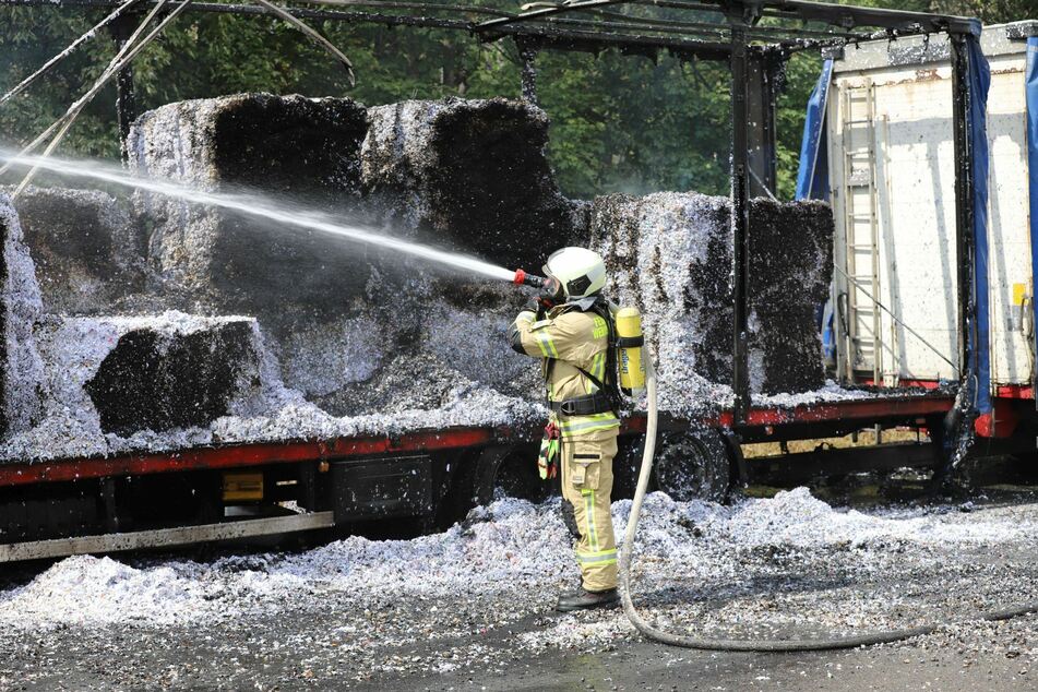 Laster mit Papier-Ballen fackelt auf A1 Richtung Köln komplett ab
