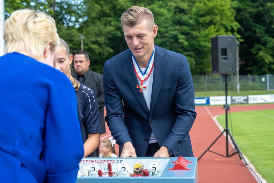 Zu Ehren von Toni Kroos (35) versteigerte der Zoll einen Tischkicker.