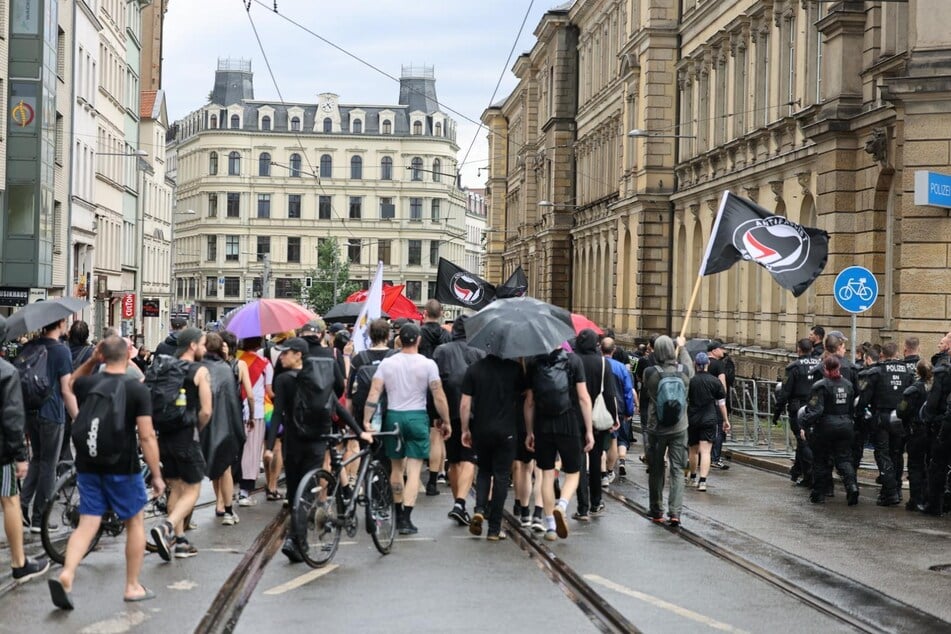 Zahlreiche Demonstranten zogen durch Leipzig in Richtung Connewitz.