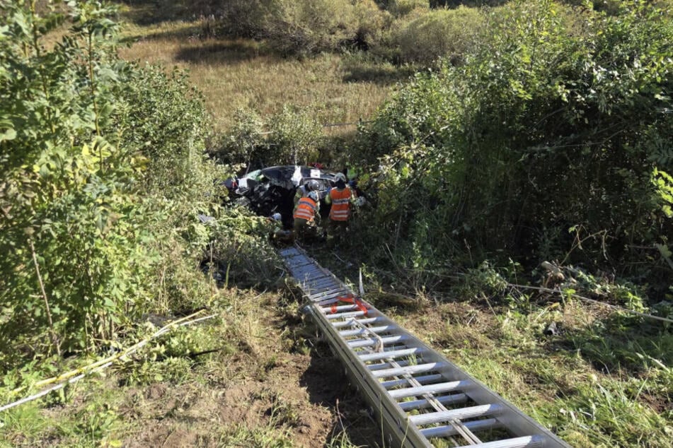 Das Fahrzeug des deutschen Ehepaars stürzte rund 20 Meter tief in eine angrenzende Schlucht.