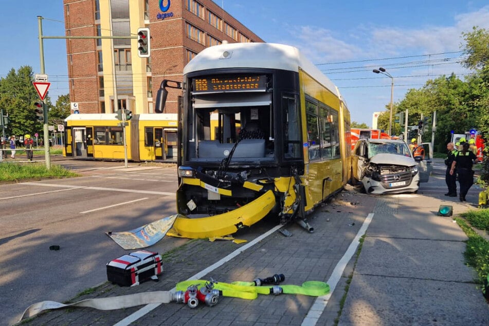 Die Straßenbahn ist mit einem Mercedes-Transporter zusammengekracht.