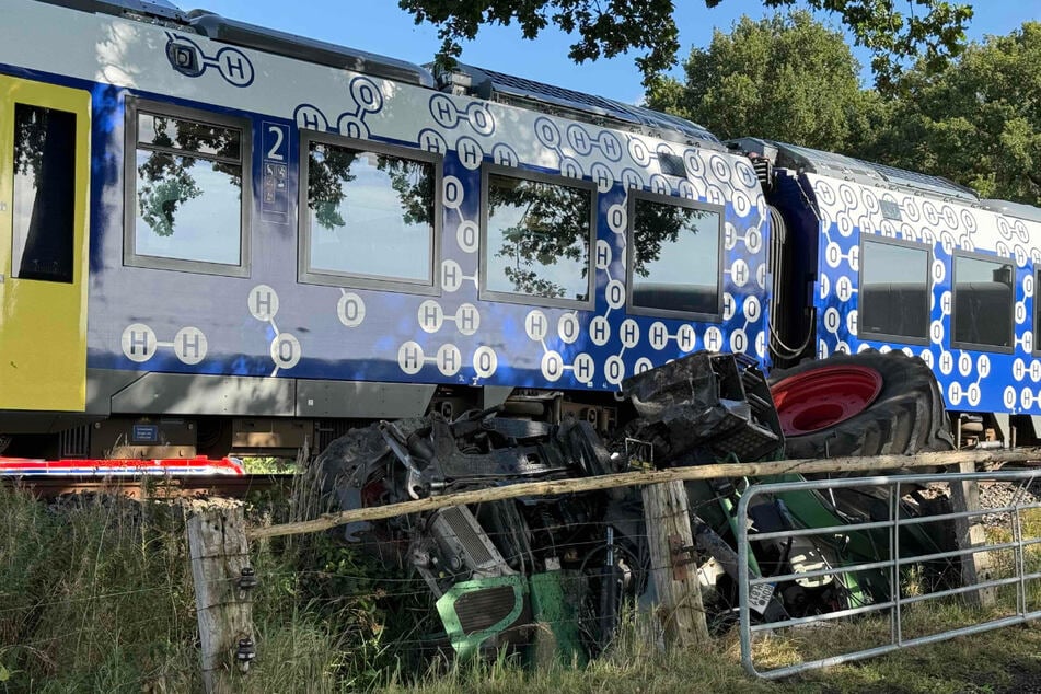 Während der Traktor kopfüber im Graben landete, entgleiste der Regionalzug.